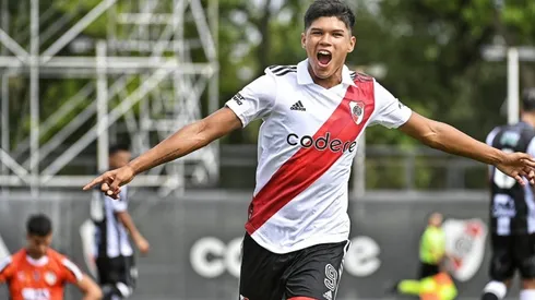 Alexis González festejando uno de sus goles.