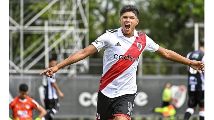 Alexis González festejando uno de sus goles.