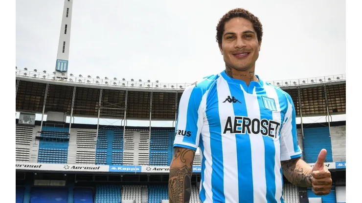 Paolo Guerrero ya posa con la camiseta de Racing en el Cilindro de Avellaneda.