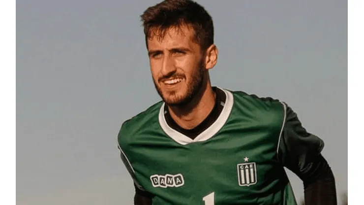 Quedó libre de Excursionistas y llegó al fútbol europeo...¡repartiendo su CV!