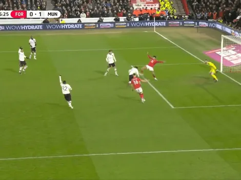 VIDEO | Lisandro Martínez trabó de cabeza y salvó a Manchester United