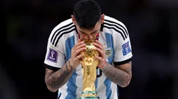 Cristian Romero con la Copa del Mundo.