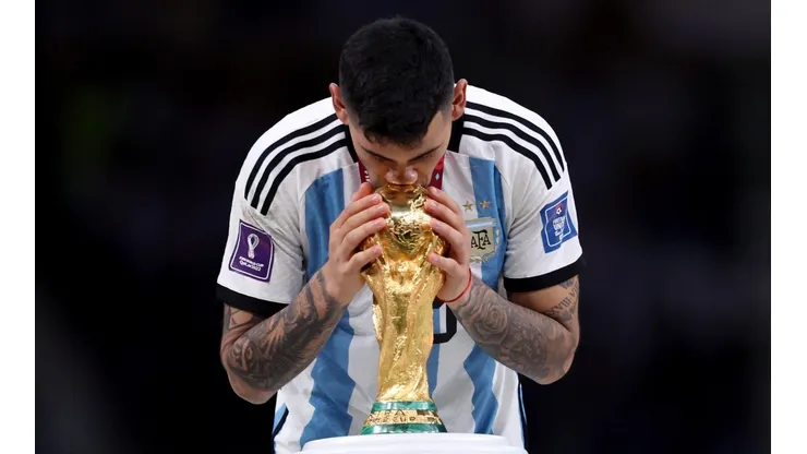 Cristian Romero con la Copa del Mundo.