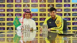 Agustín Rossi firmando su contrato con Al-Nassr.