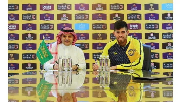Agustín Rossi firmando su contrato con Al-Nassr.