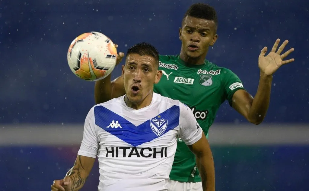 Ricardo Centurión durante un partido de Vélez.