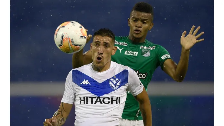 Ricardo Centurión durante un partido de Vélez.