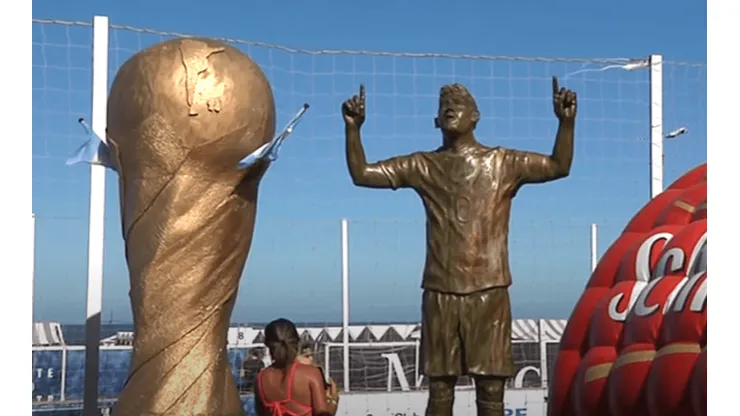 La estatua de Lionel Messi en Mar del Plata