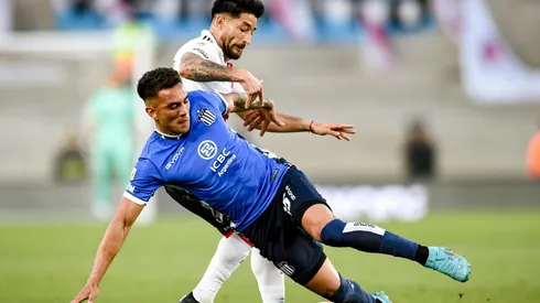 Enzo Díaz enfrentando a River con Talleres.