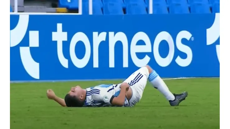 Facundo Buonanotte lesionado tras una fuerte caída en el partido de Argentina vs Paraguay en el Sudamericano Sub 20