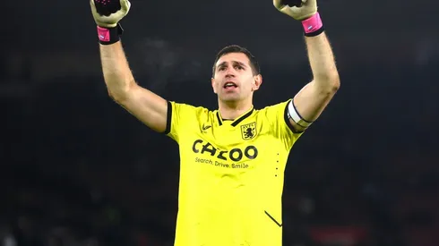 VIDEO | ¡Siempre está! El Dibu Martínez y otra gran atajada para la victoria del Aston Villa