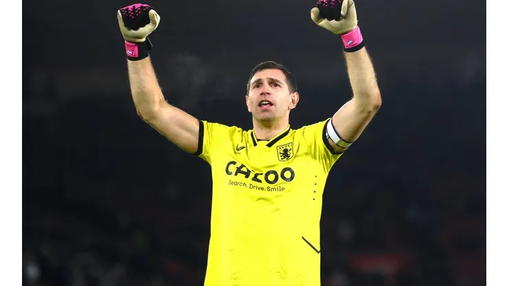 VIDEO | ¡Siempre está! El Dibu Martínez y otra gran atajada para la victoria del Aston Villa