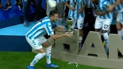 VIDEO | Pillud levantó la Supercopa...¡como Messi!