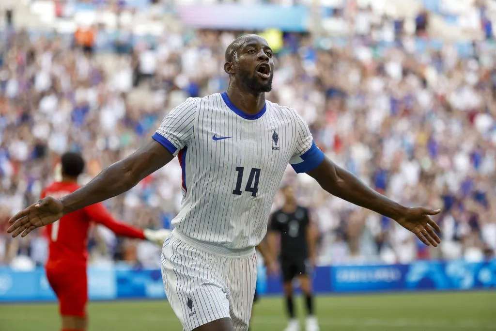 Mateta celebrando un gol con Francia.