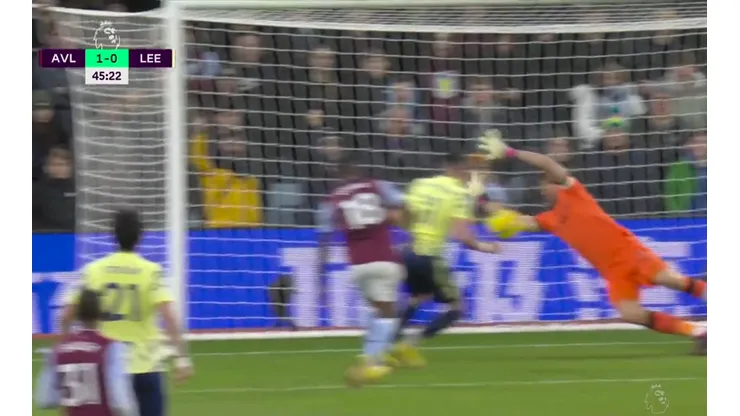 VIDEO | Una locura: la atajada a puro reflejo de Dibu Martínez en Aston Villa - Leeds
