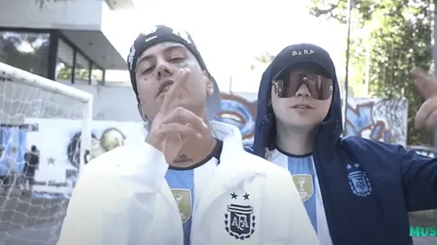 Duki y Bizarrap en el videoclip de la canción "3 Estrellas en el Conjunto".