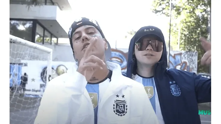 Duki y Bizarrap en el videoclip de la canción "3 Estrellas en el Conjunto".
