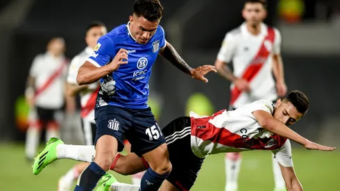 Enzo Díaz en el último River - Talleres, con la marca de Pablo Solari.