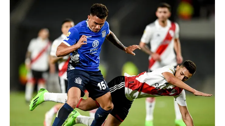 Enzo Díaz en el último River - Talleres, con la marca de Pablo Solari.