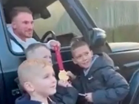 VIDEO | Unos nenes le pidieron a MacAllister que muestre la medalla y esto pasó
