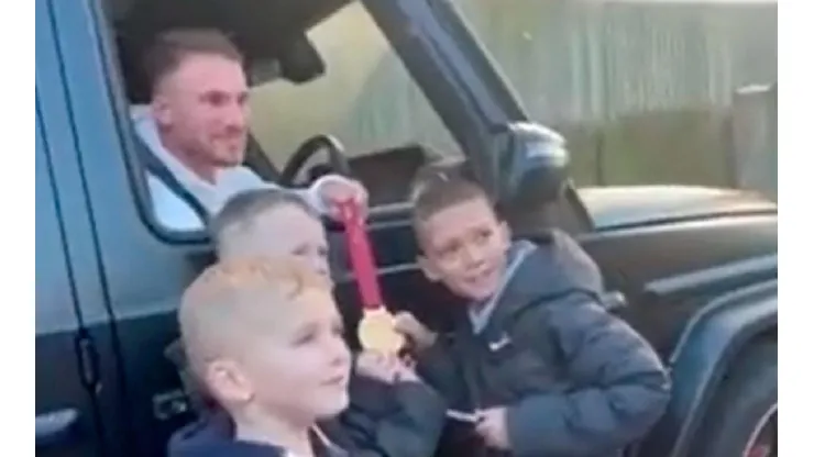 VIDEO | Unos nenes le pidieron a MacAllister que muestre la medalla y esto pasó