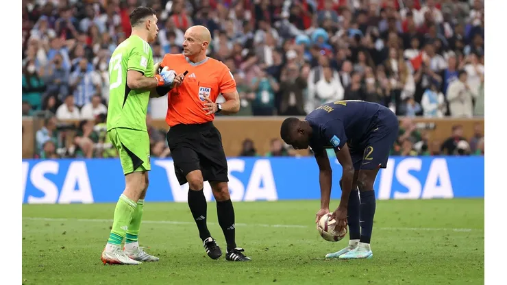 La desopilante crítica que recibió Dibu Martínez de un mítico jugador de Francia: "Hace estupideces en el arco..."