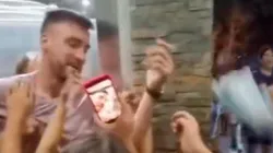 VIDEO | Es un héroe: Tagliafico bajó de un ascensor y 20 nenes se volvieron locos al verlo