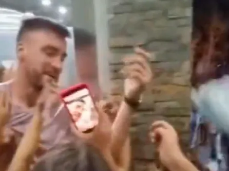 VIDEO | Es un héroe: Tagliafico bajó de un ascensor y 20 nenes se volvieron locos al verlo