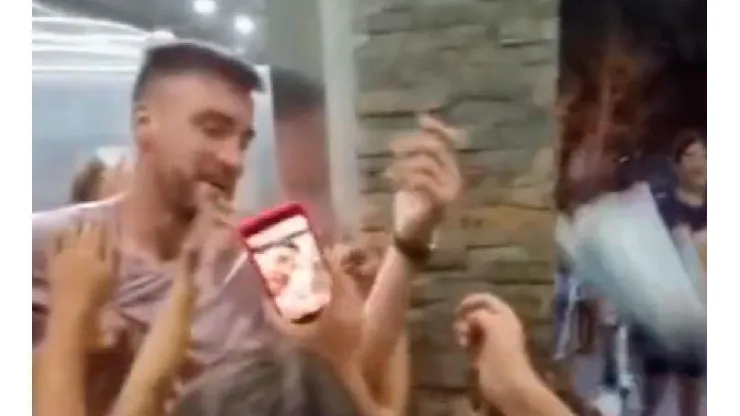 VIDEO | Es un héroe: Tagliafico bajó de un ascensor y 20 nenes se volvieron locos al verlo