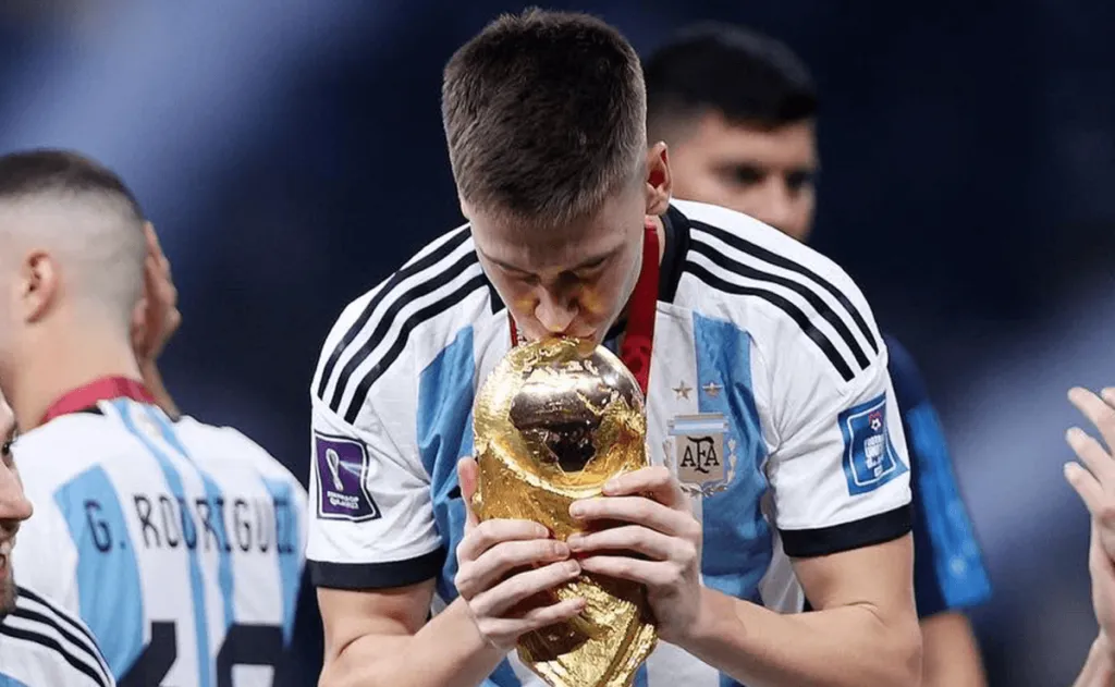Juan Foyth con la Copa del Mundo.
