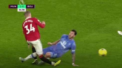 VIDEO | No apto para impresionables: el patadón de Senesi a Van de Beek