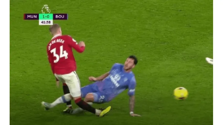 VIDEO | No apto para impresionables: el patadón de Senesi a Van de Beek