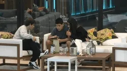 Los participantes escucharon un nuevo grito del exterior.