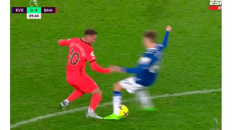 VIDEO | Como en Lusail: el lujo de Mac Allister que desparramó un rival en su regreso a la Premier League