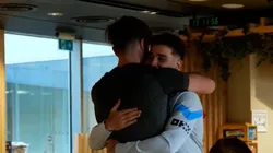 Héroe: Julián volvió a Manchester y lo felicitaron hasta las estatuas