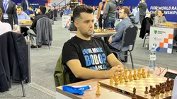 Ian Nepomniachtchi con la remera de "Qué mirás bobo", de Messi.