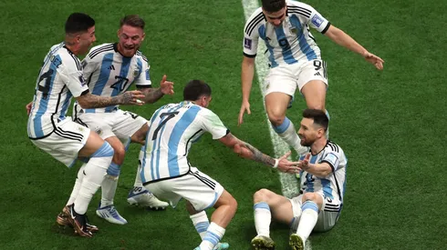 Dos jugadores de la Scaloneta podrían ser compañeros en un importante equipo de la Premier League.