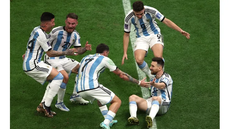 Dos jugadores de la Scaloneta podrían ser compañeros en un importante equipo de la Premier League.