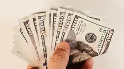 Los billetes antiguos se venden por grandes sumas de dinero.