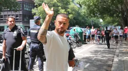 VIDEO | El insólito cantito de los hinchas para el Papu Gómez en el aeropuerto