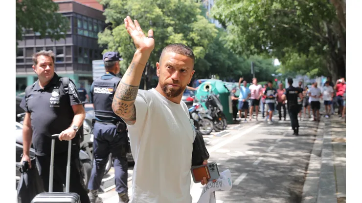 VIDEO | El insólito cantito de los hinchas para el Papu Gómez en el aeropuerto