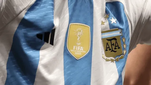 La camiseta de la Selección Argentina con las tres estrellas en el escudo