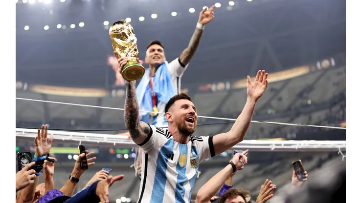 La camiseta con las 3 estrellas.