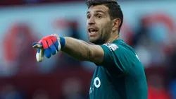 Emiliano Martínez atajando para el Aston Villa.