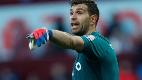 Emiliano Martínez atajando para el Aston Villa.