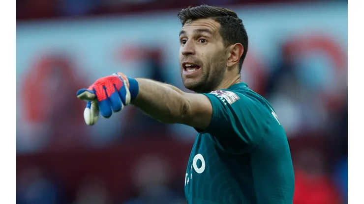 Emiliano Martínez atajando para el Aston Villa.