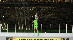 En Francia piden que le saquen el premio de mejor arquero a Dibu Martínez: "Lo que hizo no es deporte"