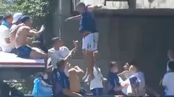 Aseguran que esta actitud de dos hinchas causó la suspensión de la caravana de la Selección