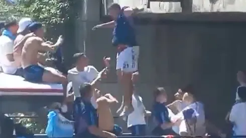 Aseguran que esta actitud de dos hinchas causó la suspensión de la caravana de la Selección