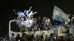 Papu le pidió permiso a Messi y ¡le tiró plata a la gente!